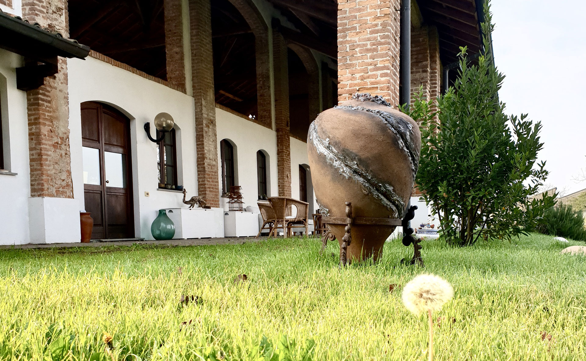 Spazio esterno e porticato di Cascina Orologio a Pavia