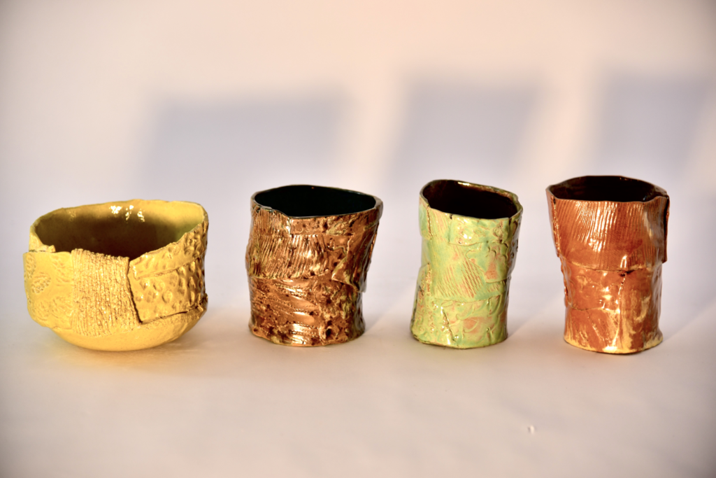 Quattro lavorazioni in ceramica dalle differenti forme e colori