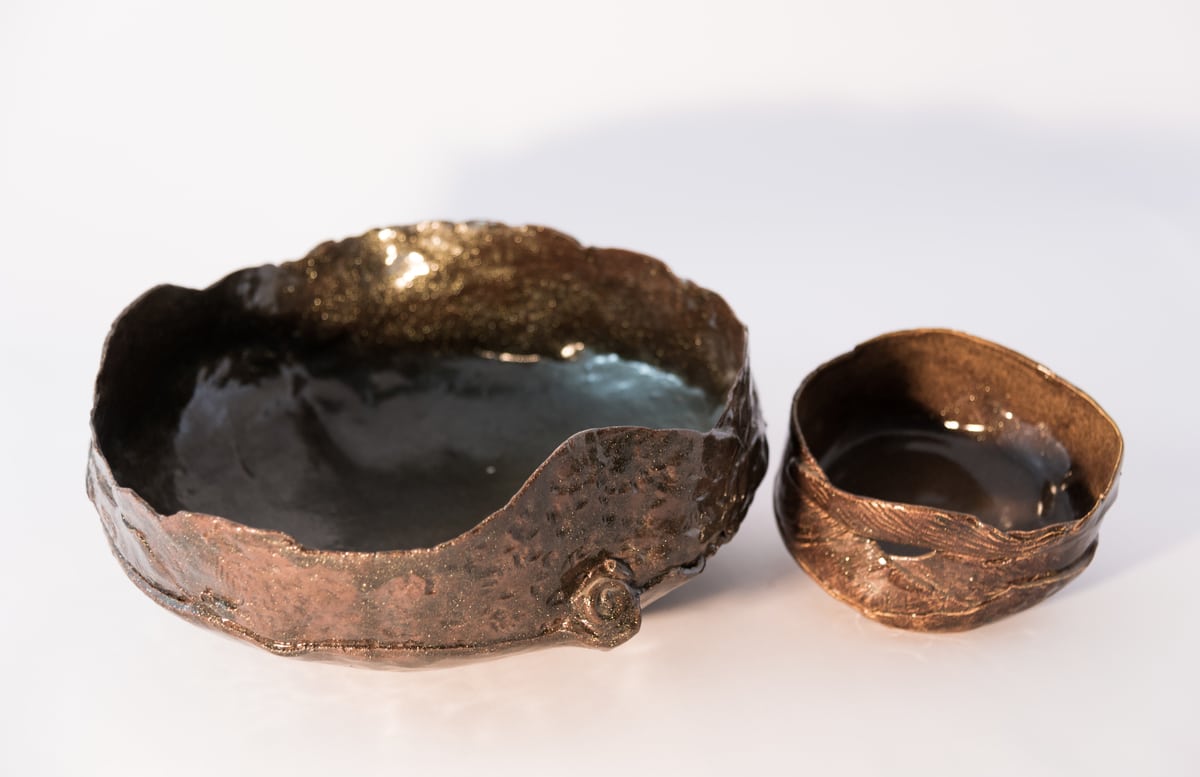 Esposizione di due ciotole dalle diverse dimensioni in ceramica scura