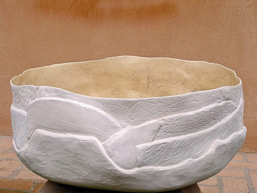 Esposizione di una grande ciotola in ceramica bianca con l'interno in sabbia