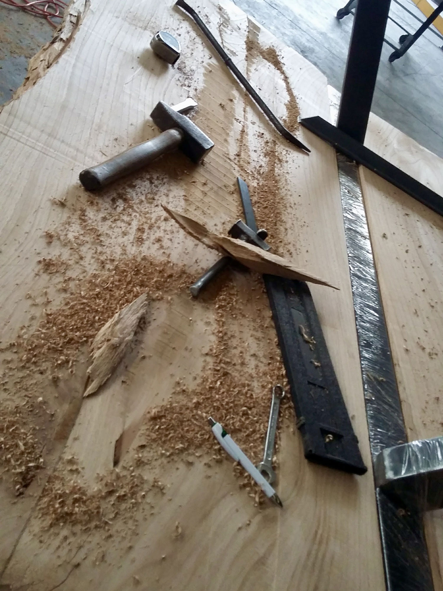 Attrezzi da lavoro usati per restaurare un tavolo in legno