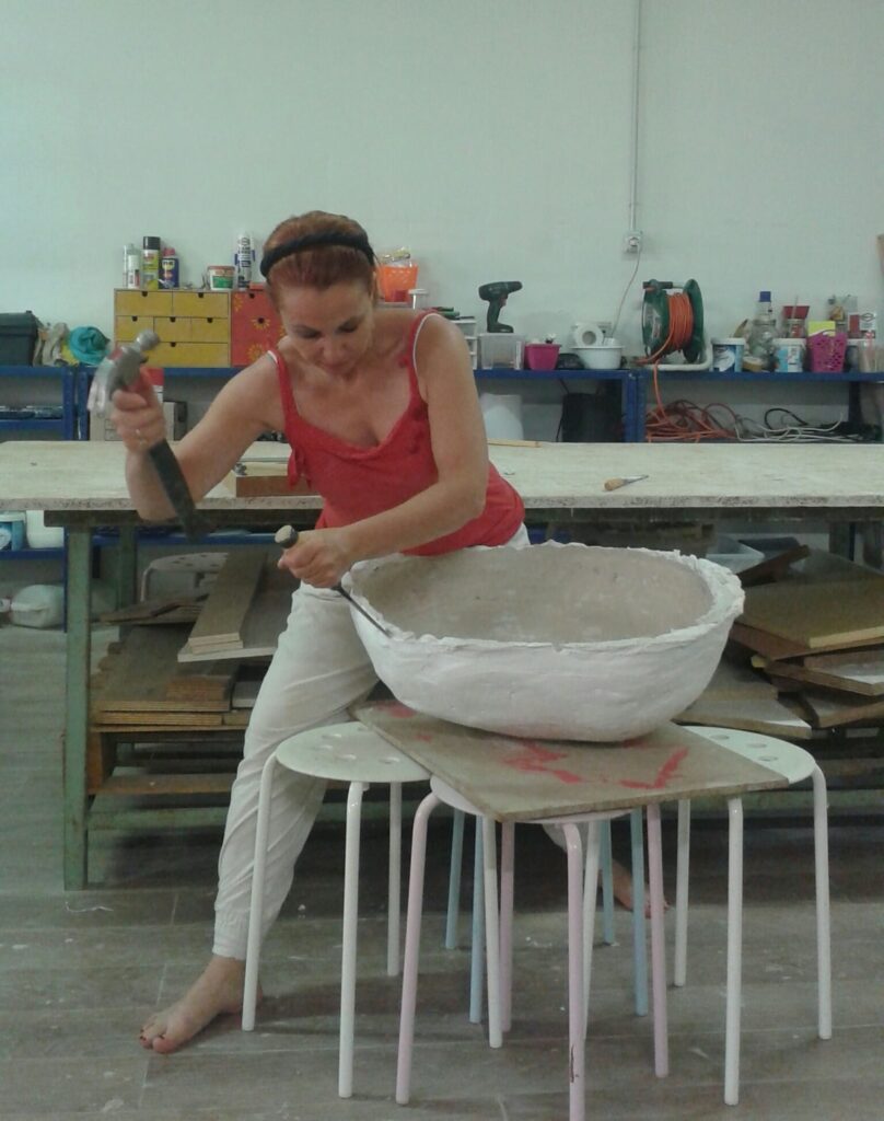Lavorazione di una ciotola in ceramica realizzata a mano