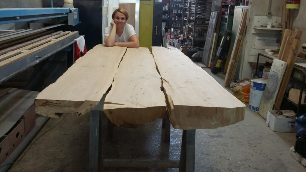 Restauro tavolo di legno nel laboratorio di Cascina Orologio