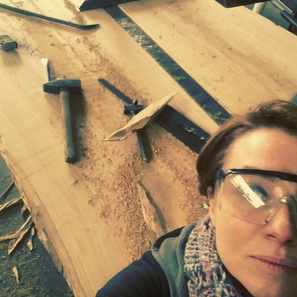 Lavorazione di un tavolo in legno