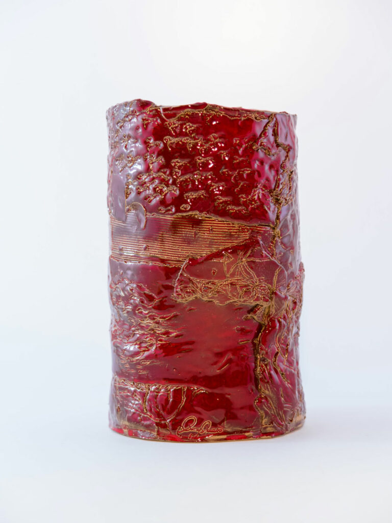 Vaso in ceramica realizzato a mano dal colore rosso e oro