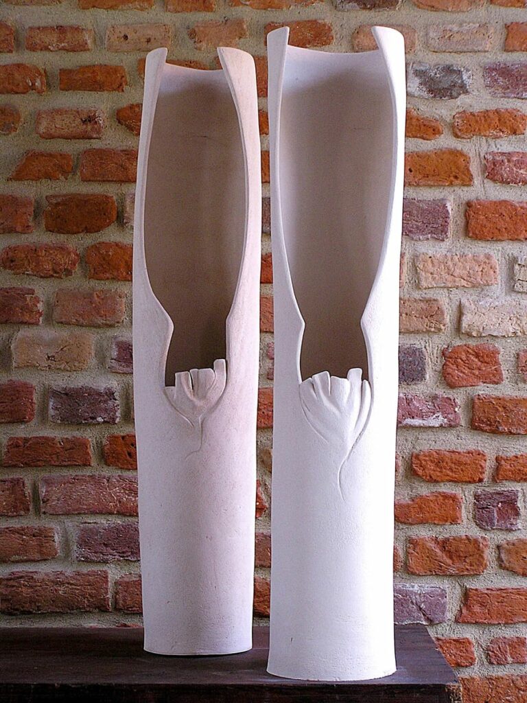 Esposizione coppia di vasi in ceramica bianca handmade