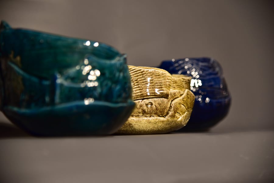 Tre ciotole in ceramica dal color ottanio, sabbia e blu intenso