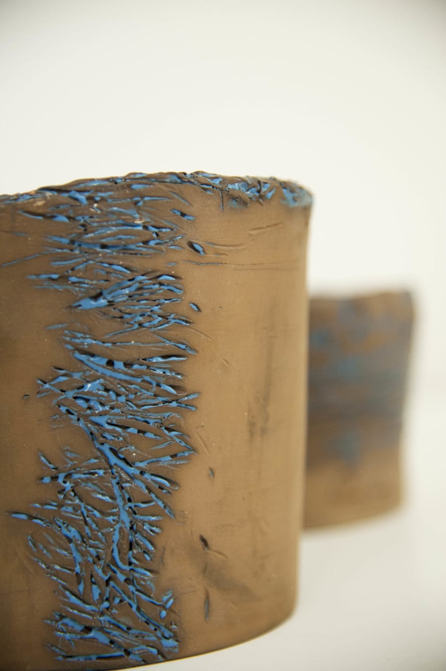 Dettaglio in azzurro di un oggetto in ceramica realizzato da Vinny Maio