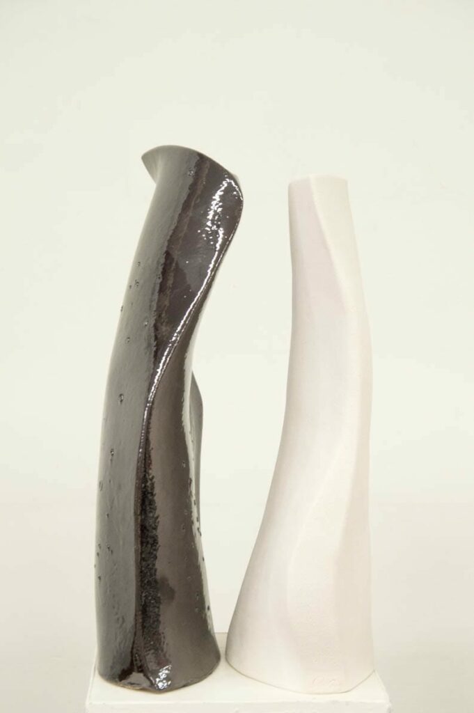 Coppia di oggetti in ceramica dal colore bianco e nero