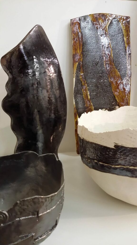 Esposizione di complementi d'arredo in ceramica