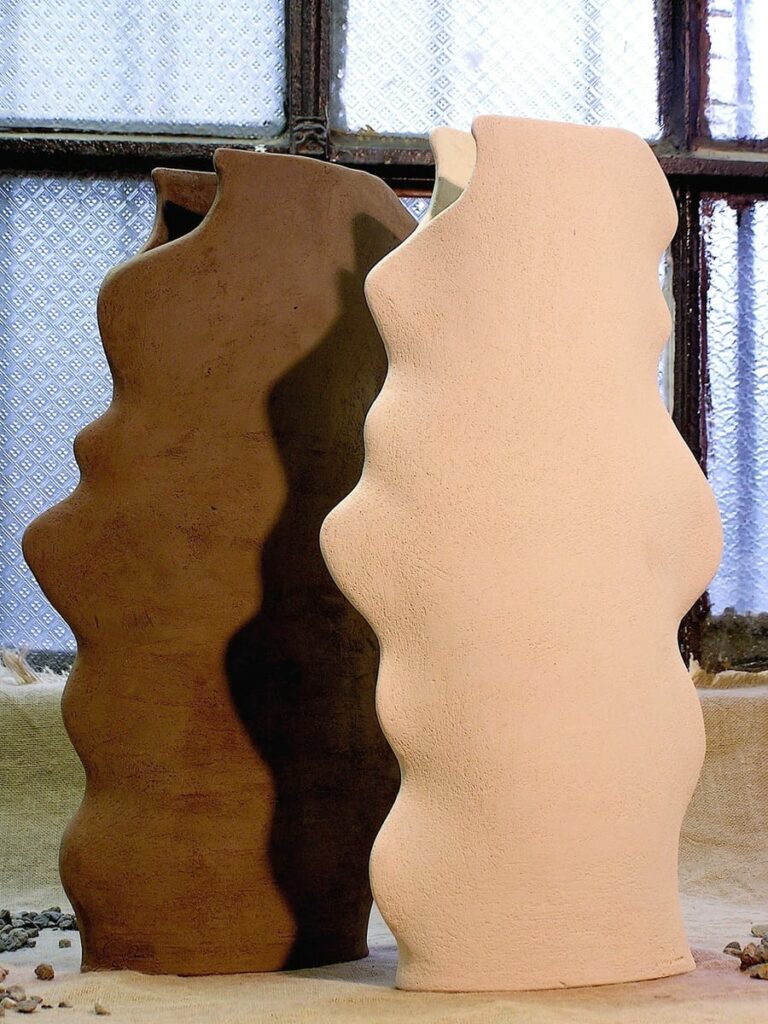 Produzione artigianale di due oggetti in ceramica