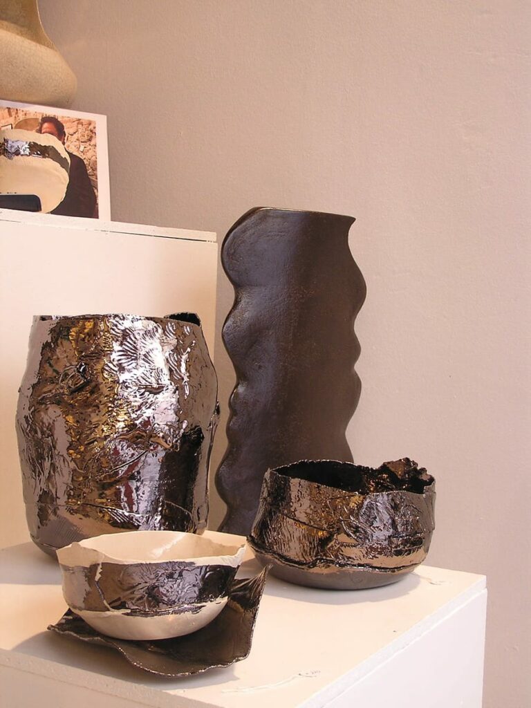 Esposizione di oggetti in ceramica nello showroom di Cascina Orologio